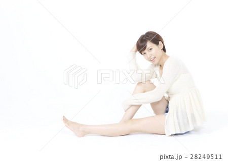 リラックスポーズの若い女性 28249511
