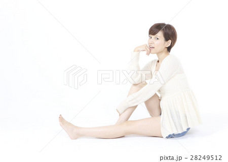 リラックスポーズの若い女性 28249512