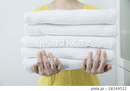 バスタオルを抱える女性 バスタオルを抱える女性 28249522