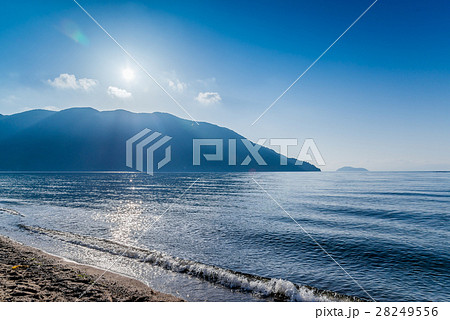 遠くに竹生島を見る琵琶湖湖畔より太陽と海津大崎を望む 遠くに竹生島を見る琵琶湖湖畔より太陽と海津大崎を望む 28249556