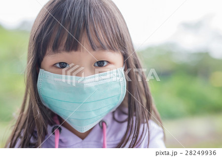 little girl get cold 28249936