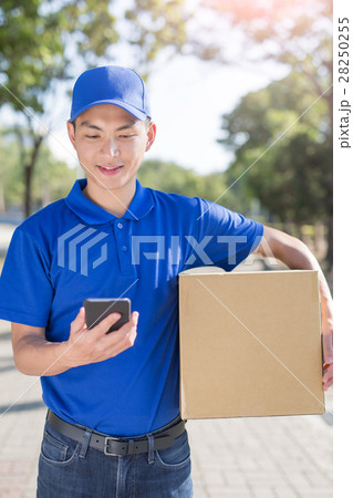 deliveryman talk on phone 28250255