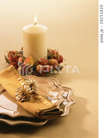 キャンドルと皿 キャンドルと皿 28251620
