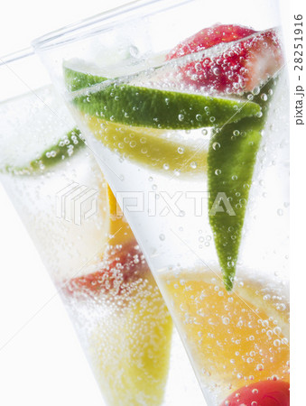 フルーツ入りの炭酸飲料 28251916