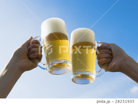 ビールで乾杯 28251935