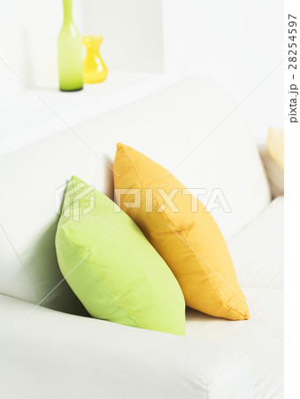 クッションとソファー 28254597