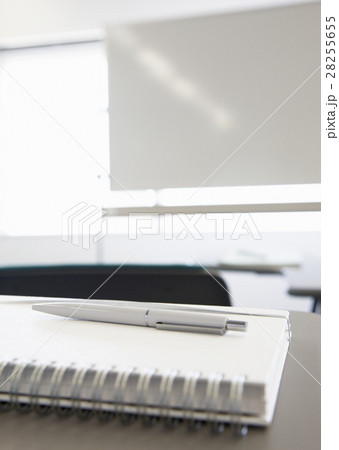 ノートとボールペン 28255655