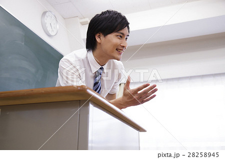 先生 教師 教室 学校 授業 黒板 教壇 教卓 教育 男性 勉強 学習 塾 先生 教師 教室 学校 授業 黒板 教壇 教卓 教育 男性 勉強 学習 塾 28258945