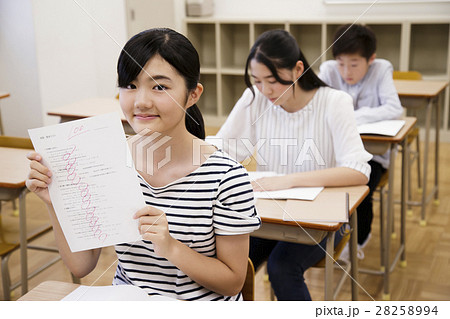 塾　学校　教室　生徒　授業　勉強　女性　女子　女子高生　教育　学習　高校生 28258994