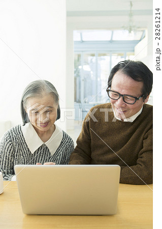 リビングでパソコンを使う60代夫婦 28261214