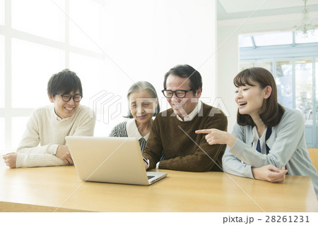 家族でパソコン検索シーン 28261231