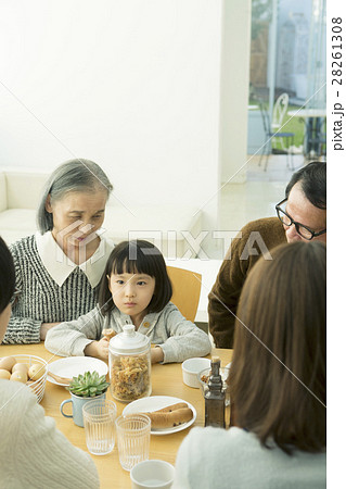 食卓を囲む家族5人 28261308