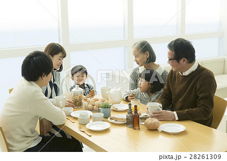 食卓を囲む家族6人の写真素材