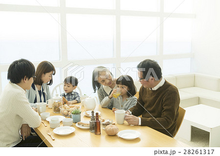 食卓を囲む家族6人 食卓を囲む家族6人 28261317