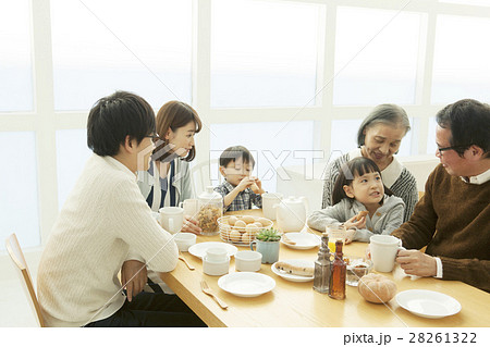 食卓を囲む家族6人の写真素材
