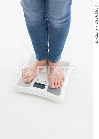 体重計にのる女性　足元 28261657