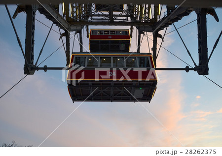 cabins Vienna giant wheel illuminated in winter  28262375