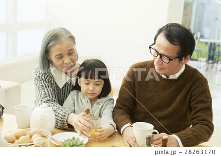 食卓を囲む家族3人 28263170