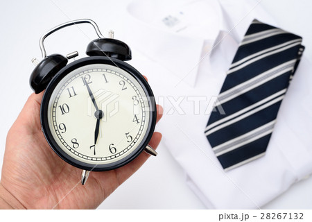 目覚まし時計を持つ手　早起き　習慣　イメージ 28267132