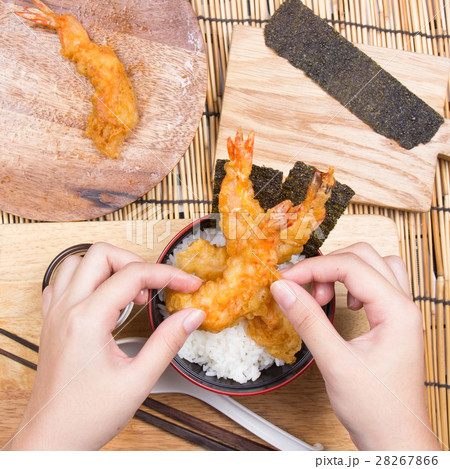 Chef decorated tempura  on rice 28267866