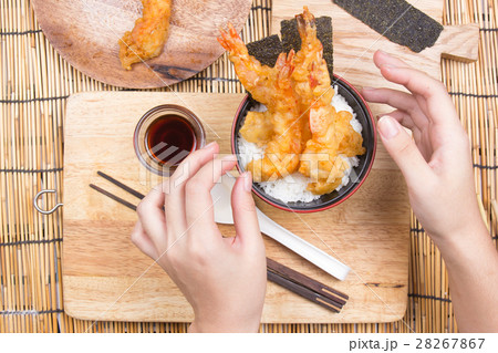 Chef decorated tempura  on rice 28267867
