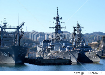 護衛艦おおなみと護衛艦ゆうぎりと補給艦ときわ 28268233