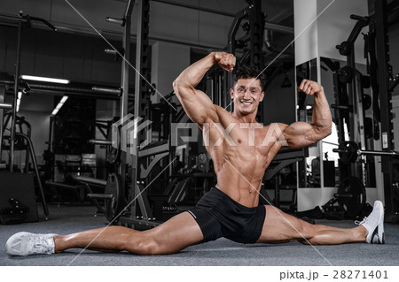 Handsome bodybuilder training in the gym sexy m 28271401