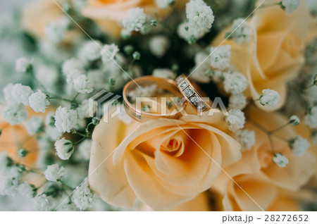 Bouquet of yellow roses and wedding rings 28272652