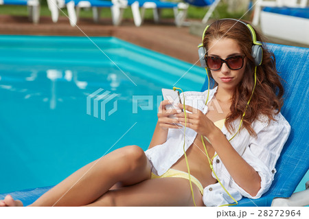 Fashion lifestyle portrait of young happy pretty woman laughing Fashion lifestyle portrait of young happy pretty woman laughing 28272964