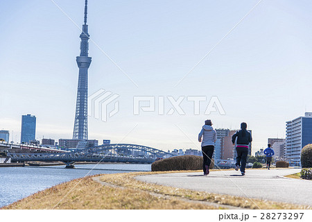 東京スカイツリーとランナー 28273297