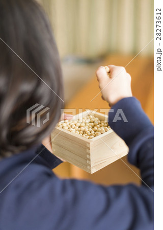 節分イメージ(子ども 豆まき) 節分イメージ(子ども 豆まき) 28273612