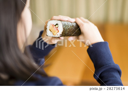 節分イメージ（子ども 恵方巻き） 28273614