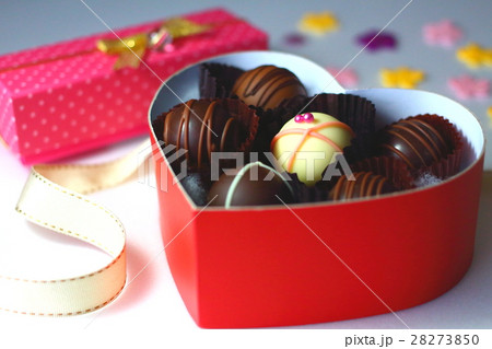 ハート・チョコプレゼント 28273850