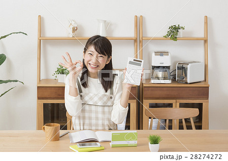家計簿をつける主婦 ポートレート 家計簿をつける主婦 ポートレート 28274272