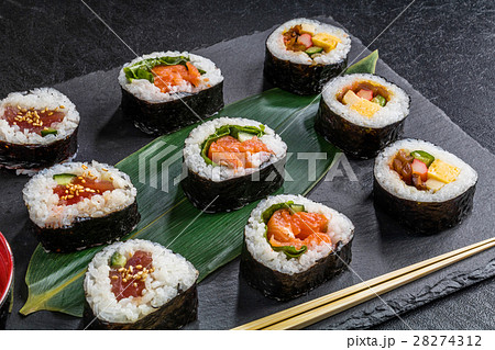 巻き寿司 Rolled sushi  28274312
