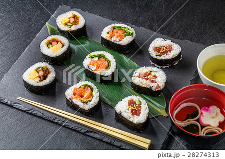巻き寿司 Rolled sushi  28274313