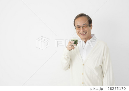 青汁を飲むシニア男性 青汁を飲むシニア男性 28275170