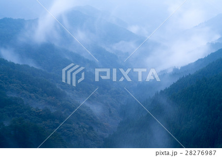 絶景・野迫川村の山並みと雲海（奈良県の風景） 28276987