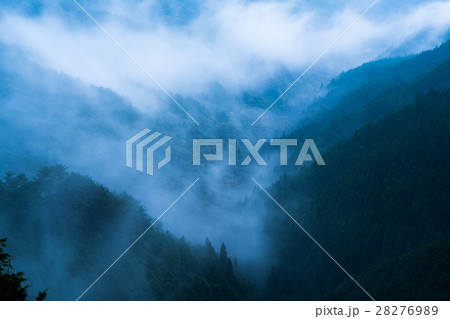 絶景・野迫川村の山並みと雲海(奈良県の風景) 絶景・野迫川村の山並みと雲海(奈良県の風景) 28276989