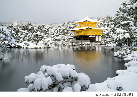 絶景・冬の金閣寺の雪景色（京都の風景）の写真素材 [28278091] - PIXTA