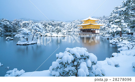 絶景 冬の金閣寺の雪景色 京都の風景 の写真素材