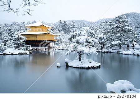 絶景 冬の金閣寺の雪景色 京都の風景 の写真素材