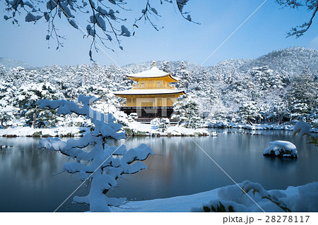 絶景 冬の金閣寺の雪景色 京都の風景 の写真素材