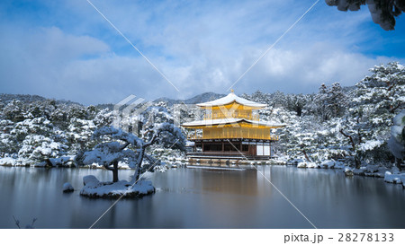 絶景・冬の金閣寺の雪景色（京都の風景） 28278133