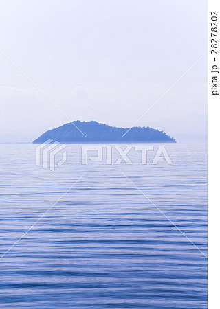 琵琶湖に浮かぶ竹生島を望む 28278202