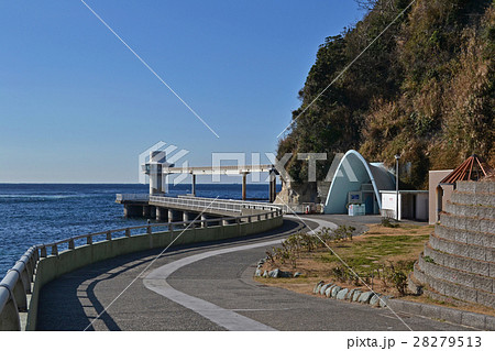 勝浦市　海中公園の水中展望塔を望む 28279513