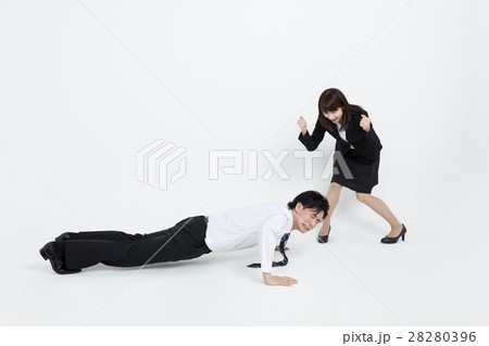 腕立て伏せをするビジネスマン 腕立て伏せをするビジネスマン 28280396