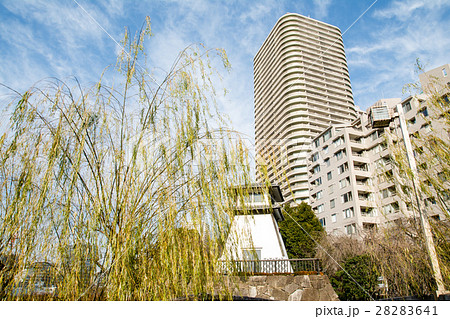 佃公園の歴史的建物と後ろに見える近代的な高層マンション 28283641