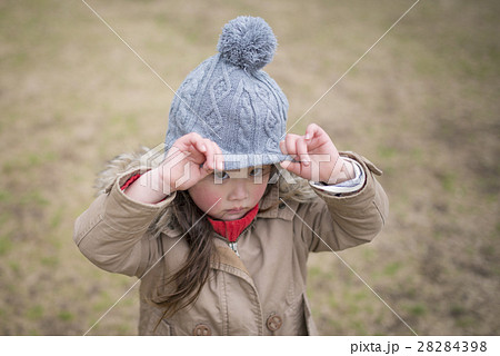 ニット帽をかぶった女の子 28284398
