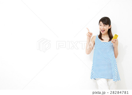 女性　スマートフォン　指差し 28284781